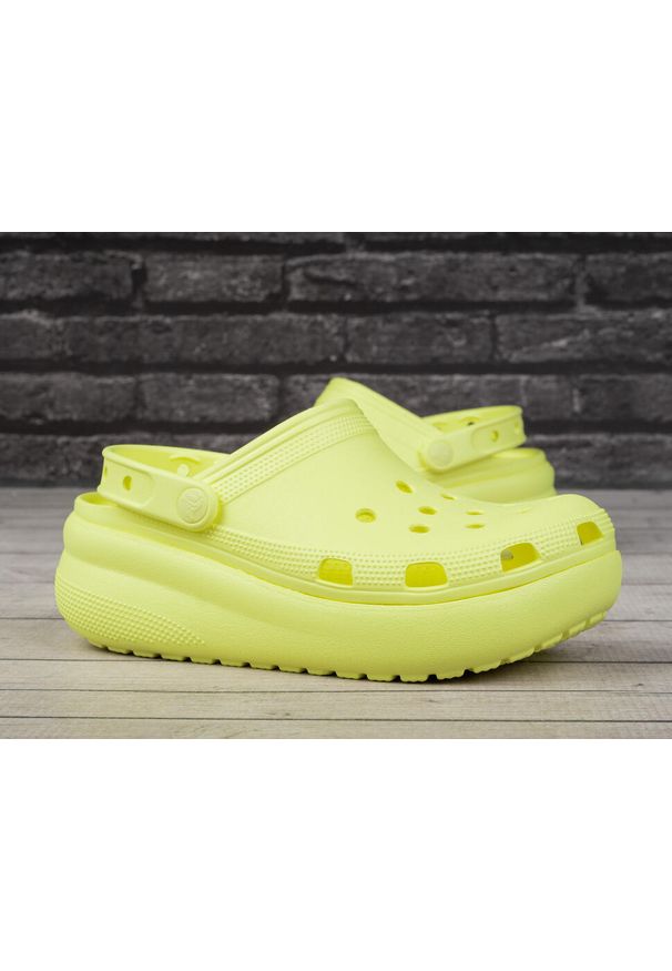 Klapki damskie sportowe na platformie Crocs CLASSIC. Kolor: żółty. Obcas: na platformie. Styl: sportowy