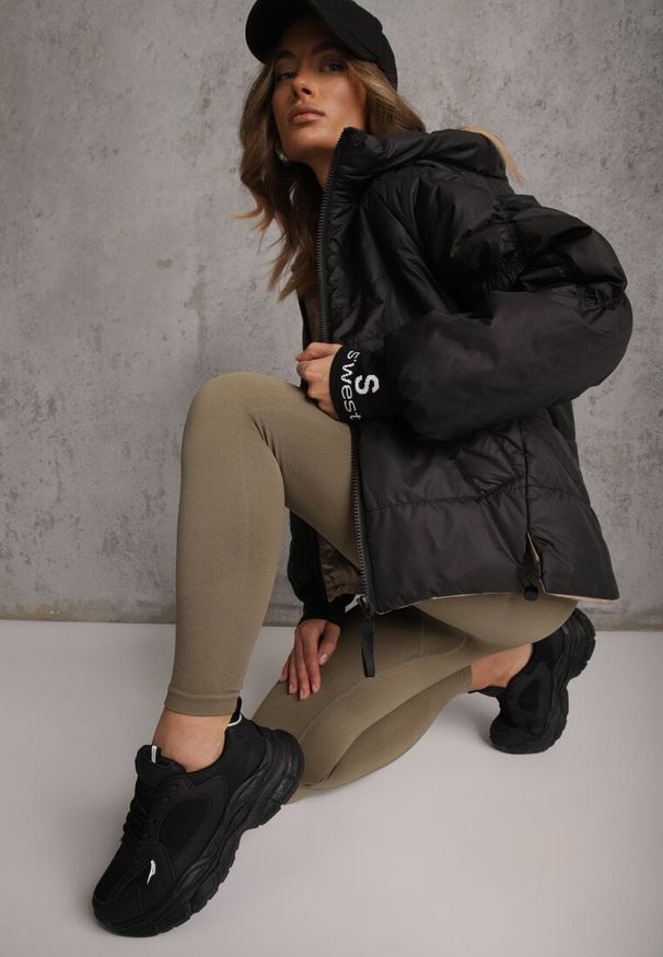 Renee - Czarna Pikowana Kurtka Puffer z Kapturem Ozdobiona Napisami Orellana. Okazja: na co dzień. Typ kołnierza: kaptur. Kolor: czarny. Materiał: poliester, jeans. Wzór: aplikacja, napisy. Sezon: wiosna. Styl: casual