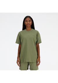 Koszulka damska New Balance WT41501DEK – zielona. Kolor: zielony. Materiał: bawełna. Długość rękawa: krótki rękaw. Długość: krótkie. Wzór: napisy