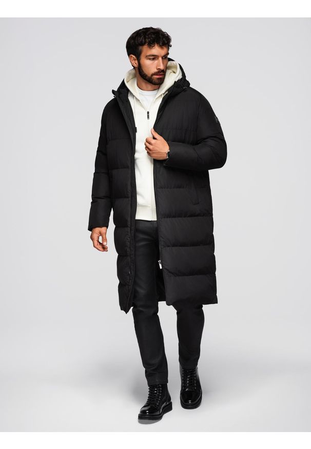 Ombre Clothing - Męska klasyczna długa kurtka z kapturem – czarna V1. Okazja: na co dzień, na spacer. Typ kołnierza: kaptur. Kolor: czarny. Materiał: poliester, syntetyk, materiał, tkanina. Długość: długie. Wzór: aplikacja. Sezon: zima. Styl: klasyczny