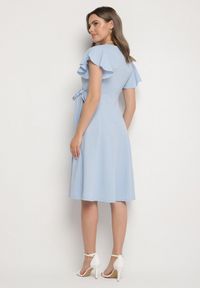 Born2be - Jasnoniebieska Rozkloszowana Sukienka Kopertowa z Wiązaniem w Talii Dannila. Kolor: niebieski. Wzór: aplikacja. Typ sukienki: kopertowe #6