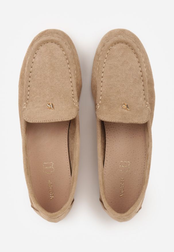 Renee - Beżowe Mokasyny VICES z Wkładką ze Skóry Naturalnej i Metalicznym Elementem Alcimene. Nosek buta: okrągły. Kolor: beżowy. Materiał: skóra. Obcas: na obcasie. Wysokość obcasa: niski