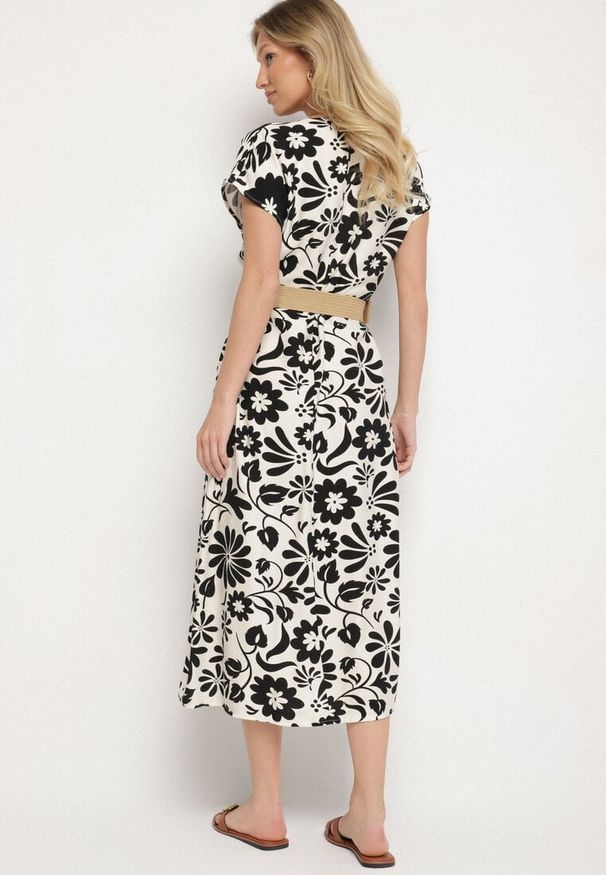 Born2be - Czarna Wiskozowa Sukienka o Rozkloszowanym Kroju z Ozdobnym Paskiem z Klamrą Zarolena. Okazja: na spacer, na co dzień, na imprezę. Typ kołnierza: dekolt w kształcie V. Kolor: czarny. Materiał: wiskoza. Sezon: lato. Typ sukienki: rozkloszowane. Styl: casual, elegancki