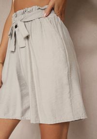 Renee - Szare Szorty z Wiskozy High Waist Ozdobione Paskiem Lumilirae. Okazja: na co dzień. Stan: podwyższony. Kolor: szary. Materiał: wiskoza. Wzór: aplikacja. Sezon: lato. Styl: elegancki, casual #3