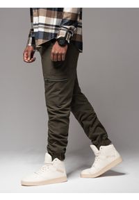 Ombre Clothing - Męskie spodnie joggery z kieszeniami cargo i printem – ciemnooliwkowe V5. Okazja: na co dzień. Kolor: oliwkowy. Materiał: guma, tkanina, poliester, materiał, bawełna, elastan. Wzór: nadruk. Styl: casual