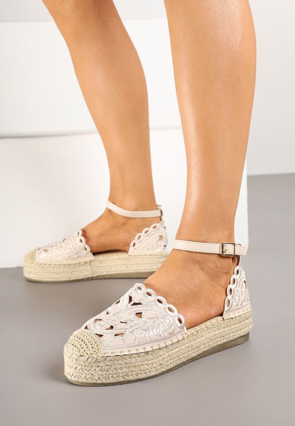 Born2be - Beżowe Espadryle na Grubej Podeszwie z Ażurową Cholewką Eleasel. Okazja: na co dzień. Zapięcie: sprzączka. Kolor: beżowy. Materiał: jeans. Szerokość cholewki: normalna. Wzór: ażurowy. Styl: casual