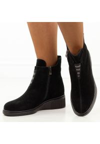 Czarne zamszowe skórzane botki damskie T.Sokolski Z25-69. Okazja: na co dzień. Nosek buta: okrągły. Kolor: czarny. Materiał: zamsz, skóra. Szerokość cholewki: normalna. Sezon: zima, jesień. Obcas: na koturnie. Styl: casual, elegancki, klasyczny #1