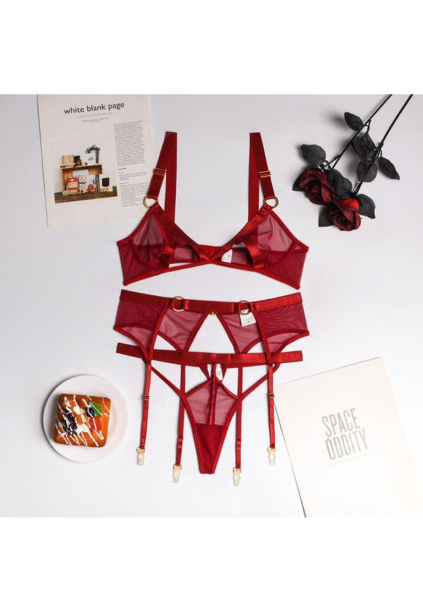 Intica - Komplet bielizny z wycięciami na specjalne okazje Mimma. Kolor: czerwony. Materiał: materiał. Wzór: paski