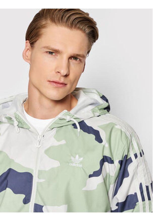 Adidas - adidas Kurtka przejściowa Graphics Camo HF4877 Zielony Regular Fit. Kolor: zielony. Materiał: syntetyk