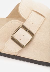 Renee - Beżowe Klapki Chodaki Ozdobione Paskiem z Klamrą Ploraria. Okazja: na co dzień. Kolor: beżowy. Materiał: jeans. Wzór: aplikacja. Styl: retro, casual #3