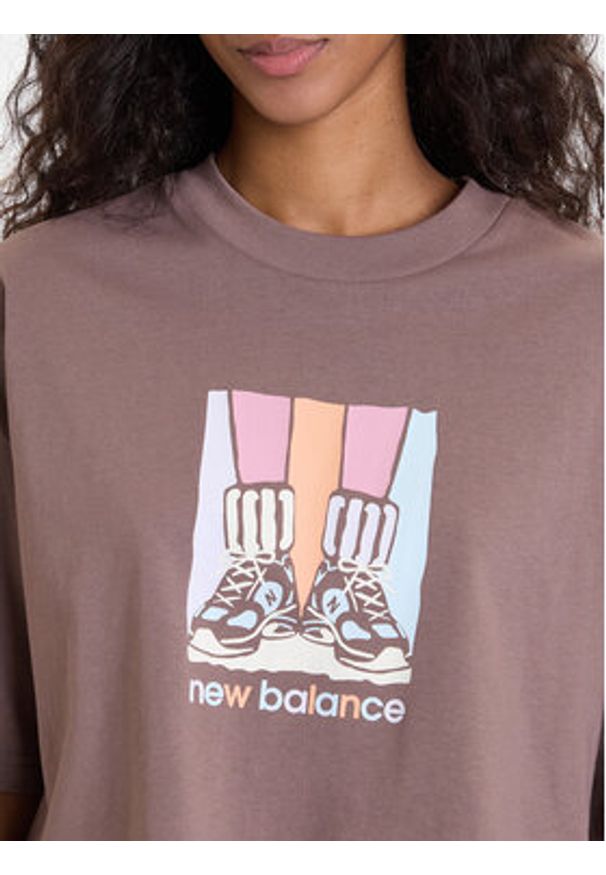 New Balance T-Shirt WT53904 Brązowy Regular Fit. Kolor: brązowy. Materiał: bawełna