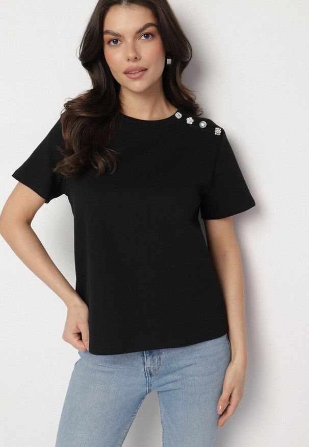 Born2be - Czarny T-shirt z Bawełną i Ozdobnymi Guzikami Edivona. Okazja: na co dzień. Kolor: czarny. Materiał: bawełna. Styl: elegancki, casual