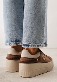Renee - Brązowo-Beżowe Skórzane Sneakersy na Platformie z Aplikacją i Plecionym Paskiem Kaphophai. Okazja: na co dzień, na spacer. Zapięcie: pasek. Kolor: brązowy. Materiał: skóra. Wzór: aplikacja. Obcas: na platformie. Sport: turystyka piesza #2
