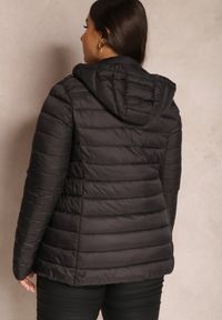Renee - Czarna Kurtka Pikowana Jyva. Kolekcja: plus size. Kolor: czarny. Materiał: materiał, tkanina. Długość rękawa: długi rękaw. Długość: długie. Sezon: zima, jesień #4
