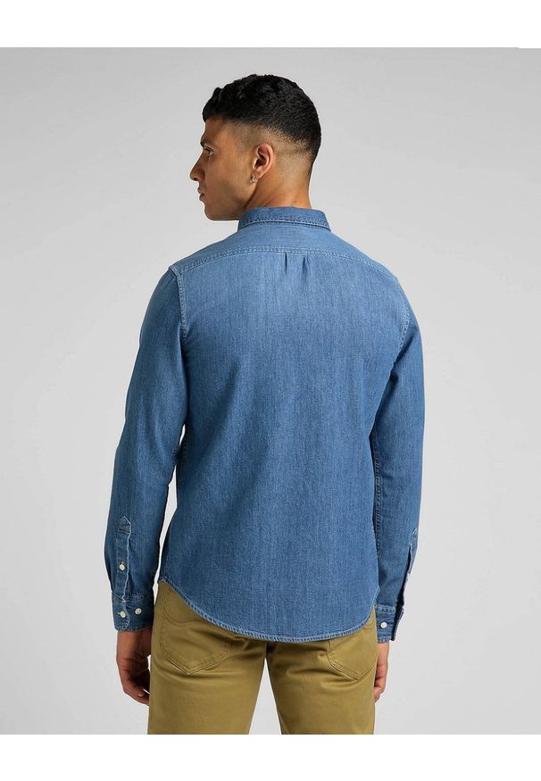Lee - LEE BUTTON DOWN MĘSKA KOSZULA JEANSOWA TIDE BLUE L880CUQK 112322534. Typ kołnierza: button down. Materiał: jeans