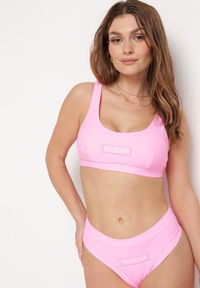 Born2be - Różowe Bikini Usztywniony Biustonosz w Sportowym Stylu Wycięty Dół z Naszywką Bethmarie. Kolor: różowy. Wzór: aplikacja