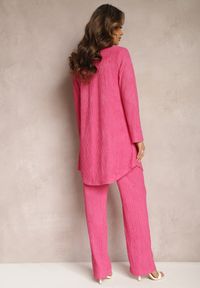 Renee - Różowy Komplet z Ozdobnym Prążkowaniem z Koszulą z Topem i Spodniami Raliva. Kolor: różowy. Materiał: prążkowany #2