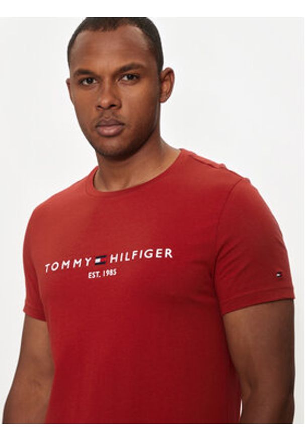 TOMMY HILFIGER - Tommy Hilfiger T-Shirt Logo MW0MW11797 Czerwony Regular Fit. Kolor: czerwony. Materiał: bawełna