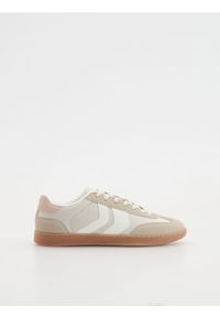 Reserved - Sneakersy na płaskiej podeszwie - biały. Kolor: biały. Materiał: materiał. Obcas: na płaskiej podeszwie #1