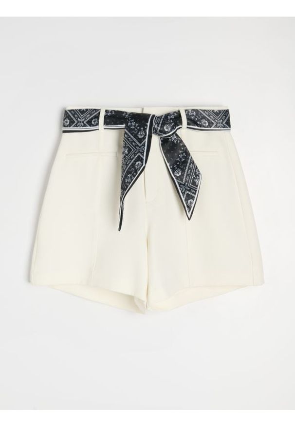 Sinsay - Eleganckie szorty z przeszytym kantem i paskiem - kremowy. Kolor: kremowy. Styl: elegancki