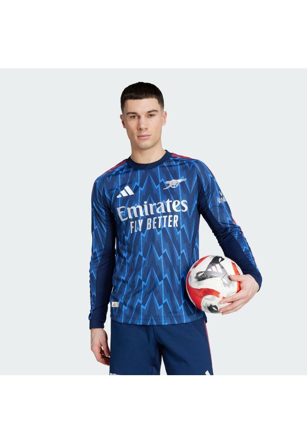 Adidas - Wyjazdowa koszulka z długim rękawem Arsenalu 25/26, wersja autentyczna. Kolor: szary, niebieski, wielokolorowy. Długość rękawa: długi rękaw. Długość: długie. Sport: piłka nożna