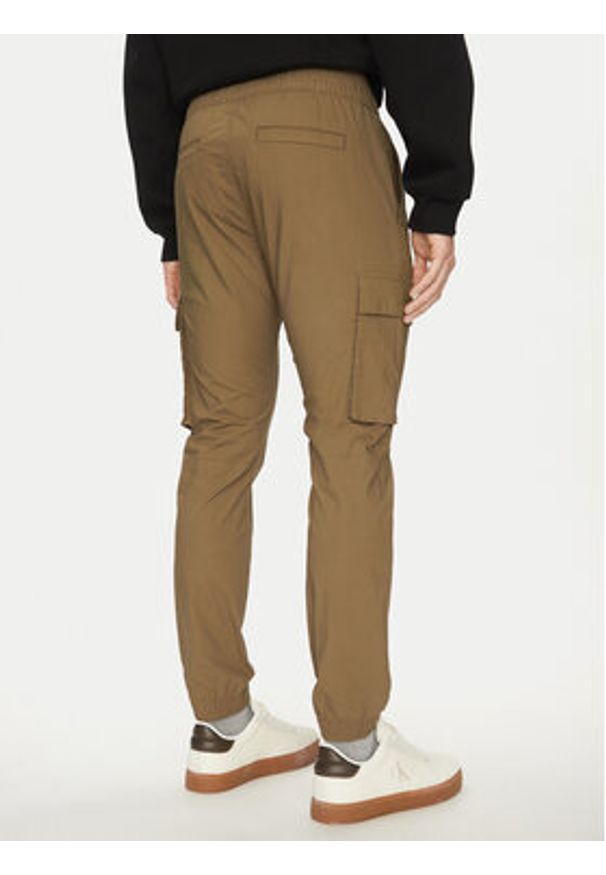 Calvin Klein Jeans Joggery J30J327614 Beżowy Skinny Fit. Kolor: beżowy. Materiał: bawełna