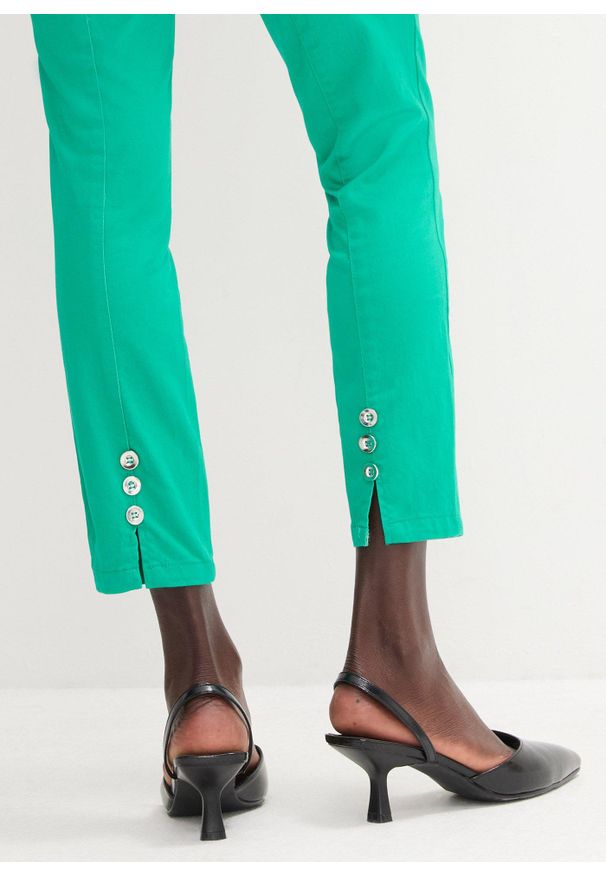 bonprix - Wygodne spodnie ze stretchem z bawełny. Kolor: zielony. Materiał: bawełna