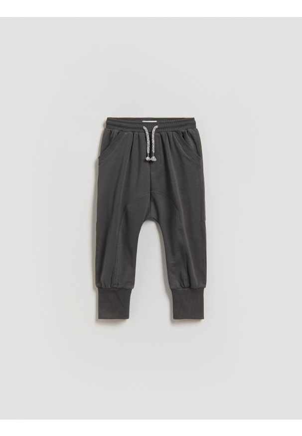 Reserved - Dresowe spodnie - ciemnoszary. Kolor: szary. Materiał: dresówka