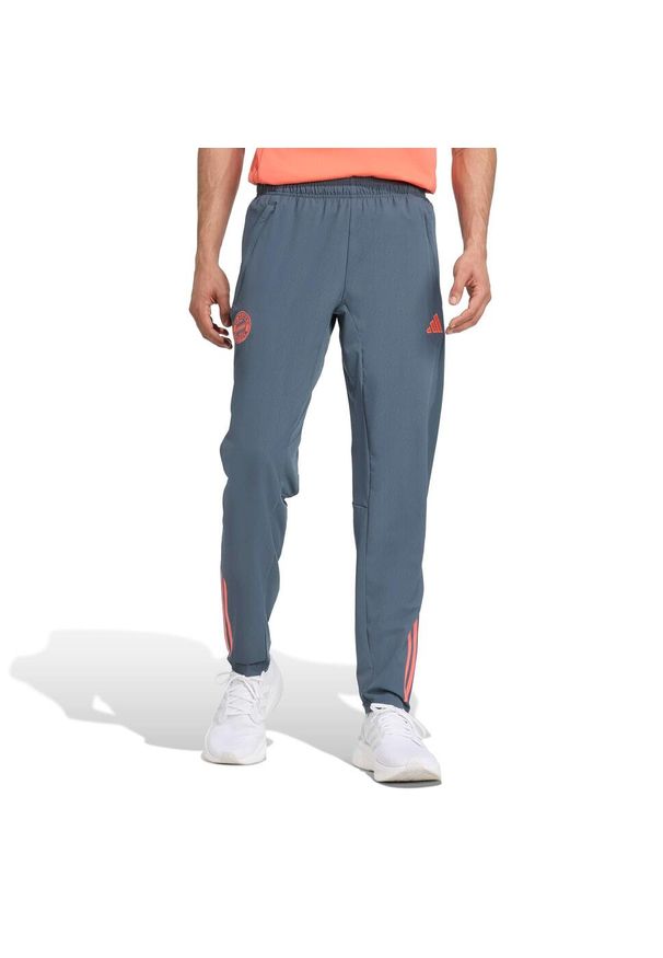 Adidas - Dres treningowy Prematch Bayern Monachium 2025/26. Kolor: szary. Materiał: dresówka. Sport: piłka nożna