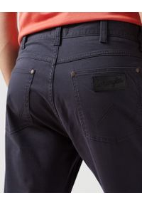 Wrangler - WRANGLER GREENSBORO MĘSKIE SPODNIE JEANSOWE DARK NAVY W112350878