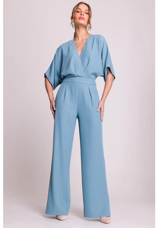 Stylove - Elegancki kombinezon damski z kopertowym dekoltem błękitny. Okazja: na ślub cywilny, na wesele, na imprezę. Kolor: niebieski, fioletowy. Typ sukienki: kopertowe. Styl: elegancki