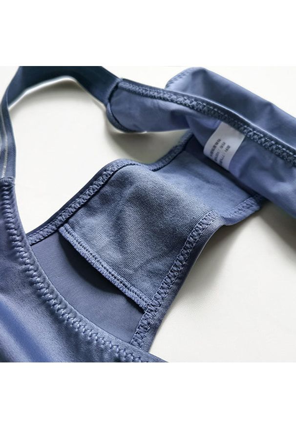 Intica - Stringi z elastycznymi paskami pod obcisłe ubrania Saburi. Kolor: biały. Materiał: skóra, materiał. Wzór: paski