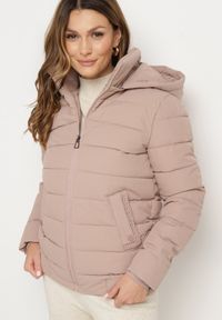 Born2be - Ciemnoróżowa Pikowana Kurtka ze Ściągaczem w Pasie i Odpinanym Kapturem Valentissa. Okazja: na co dzień. Kolor: różowy. Materiał: jeans, tkanina. Sezon: zima. Styl: klasyczny, casual