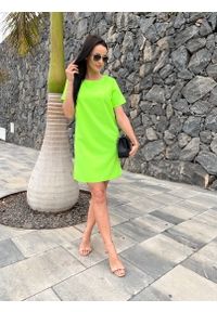 ModnaKiecka.pl - Neonowa Zielona Sukienka z Kokardką 7637-93-I. Okazja: do pracy, na randkę, na co dzień. Typ kołnierza: kokarda. Kolor: zielony. Materiał: elastan, poliester. Wzór: gładki, jednolity. Typ sukienki: proste. Styl: elegancki, casual, klasyczny #1