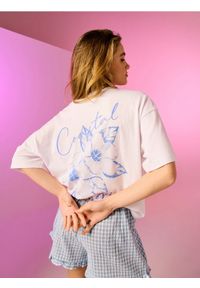 Sinsay - Bawełniana koszulka z nadrukiem na plecach - biały. Kolor: biały. Materiał: bawełna. Wzór: nadruk #1