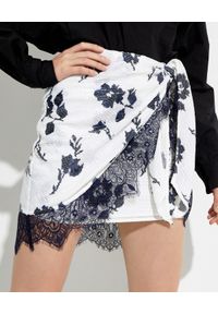 SELF PORTRAIT - Spódnica mini z cekinami. Kolor: biały. Materiał: koronka. Wzór: aplikacja, koronka, kwiaty, nadruk. Styl: elegancki #1