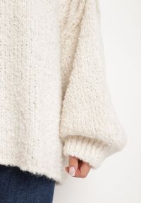 Born2be - Jasnobeżowy Sweter z Wełną i Wiskozą o Kroju Oversize ze Ściągaczem przy Dekolcie Lilitea. Okazja: na co dzień. Kolor: beżowy. Materiał: wełna, wiskoza. Styl: casual, klasyczny, elegancki #3