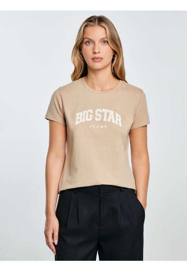 Big-Star - Koszulka damska bawełniana z logo BIG STA beżowa Ramila 805. Okazja: na spacer, na uczelnię, na co dzień. Kolor: beżowy. Materiał: bawełna. Wzór: nadruk. Styl: klasyczny, casual