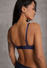 Renee - Granatowy Koronkowy Biustonosz Ozdobiony Metaliczną Aplikacją Mirzedi. Kolor: niebieski. Materiał: koronka. Rodzaj stanika: odpinane ramiączka. Wzór: aplikacja #5