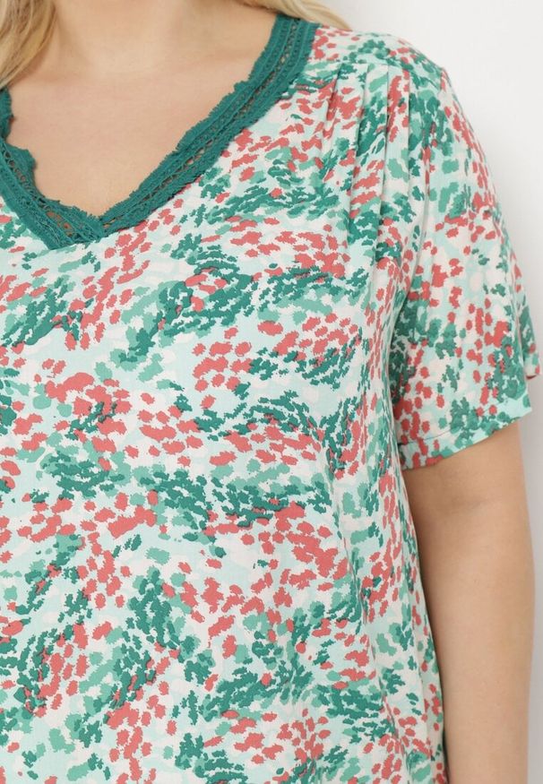 Born2be - Zielono-Różowa Wiskozowa Bluzka z Krótkim Rękawem i Dekoltem Typu V-Neck Natloza. Kolor: zielony. Materiał: wiskoza. Długość rękawa: krótki rękaw. Długość: krótkie