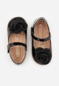 Born2be - Czarne Lakierowane Balerinki z Paskiem na Rzep i Różą 3D Zelagia. Okazja: na uczelnię. Zapięcie: rzepy. Kolor: czarny. Materiał: lakier #4