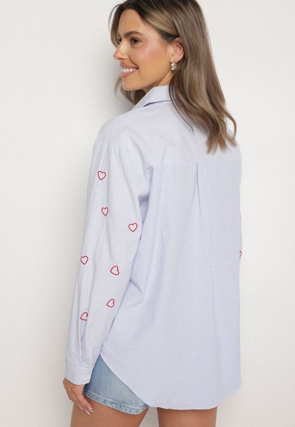 Born2be - Niebiesko-Czerwona Koszula o Kroju Oversize w Paski Zdobiona Haftem w Serca Nitariena. Okazja: do pracy, na co dzień, na spotkanie biznesowe. Typ kołnierza: kołnierzyk klasyczny. Kolor: niebieski. Materiał: bawełna, materiał. Długość rękawa: długi rękaw. Długość: długie. Wzór: haft, aplikacja, paski. Styl: klasyczny, casual, elegancki, biznesowy