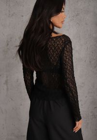 Renee - Czarna Bluzka Longsleeve z Koronki z Dekoltem w Stylu Łódki Chaldera. Okazja: na co dzień. Kolor: czarny. Materiał: koronka. Długość rękawa: długi rękaw. Długość: długie. Wzór: koronka. Styl: elegancki, casual #5