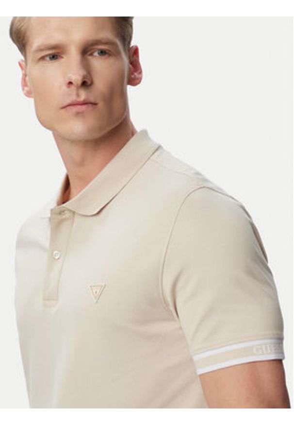 Guess Polo M6GP60 K3076 Beżowy jasny Regular Fit. Typ kołnierza: polo. Kolor: beżowy. Materiał: bawełna