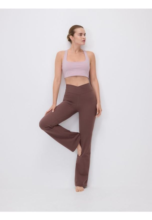 Reserved - Spodnie flare - brązowy. Kolor: brązowy. Materiał: dzianina