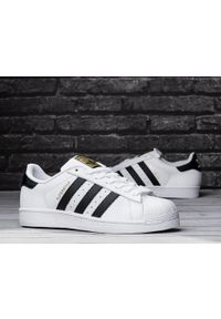 Buty męskie do chodzenia Adidas SUPERSTAR. Kolor: biały, czarny, żółty, wielokolorowy. Materiał: guma, skóra, tkanina. Model: Adidas Superstar. Sport: turystyka piesza