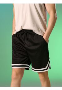 Sinsay - Sportowe szorty z kontrastową lamówką - czarny. Kolor: czarny. Styl: sportowy #1