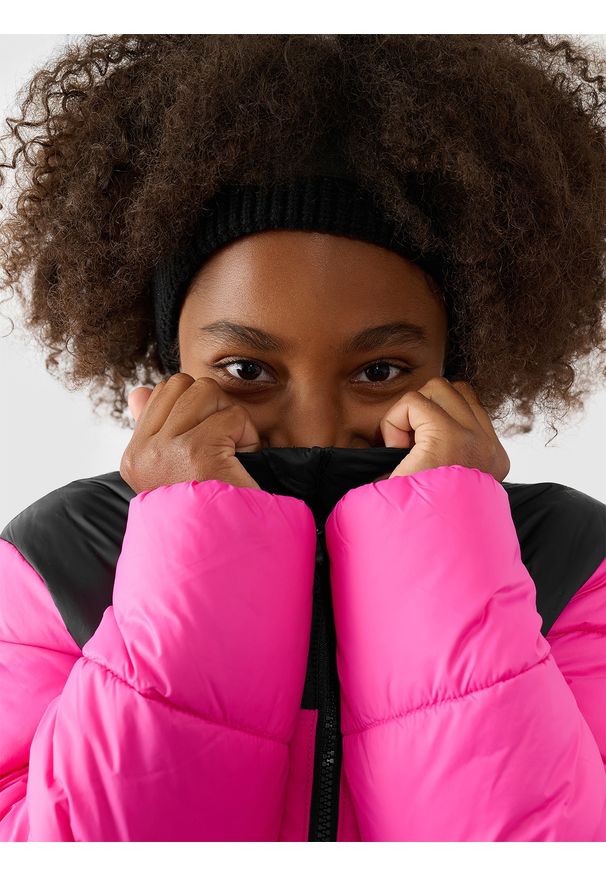 4f - 4F Kurtka puchowa z wypełnieniem syntetycznym dziewczęca - różowa 140 (9-10 lat). Okazja: na co dzień. Typ kołnierza: kołnierzyk stójkowy. Kolor: różowy. Materiał: puch, syntetyk. Długość: długie. Wzór: gładki. Sezon: lato. Styl: casual, klasyczny, sportowy