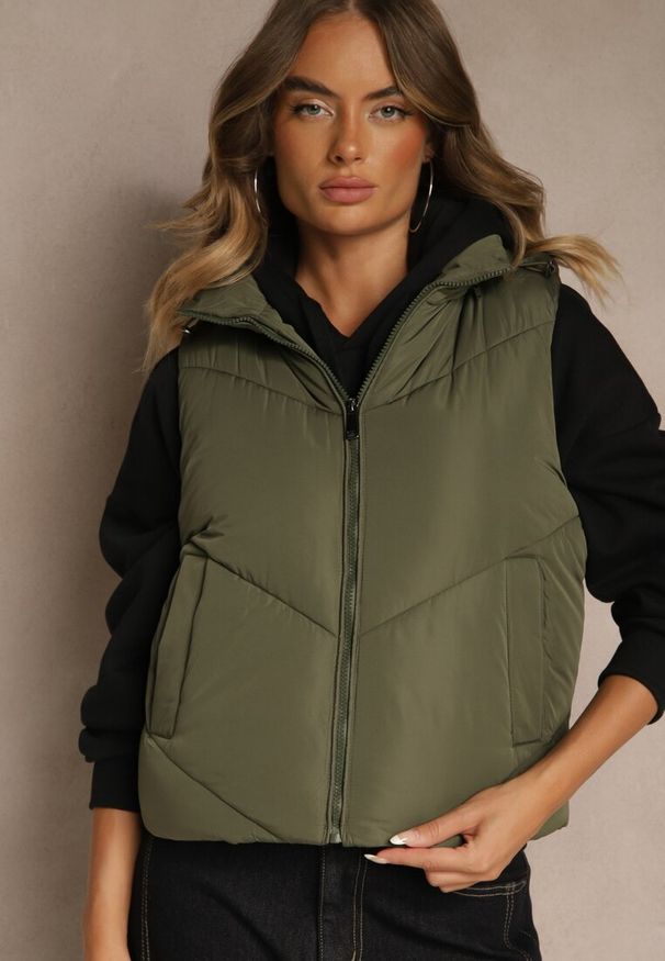 Renee - Ciemnozielona Pikowana Kamizelka Casual z Kapturem Olanissa. Okazja: na co dzień. Typ kołnierza: kaptur. Kolor: zielony. Materiał: poliester. Styl: casual