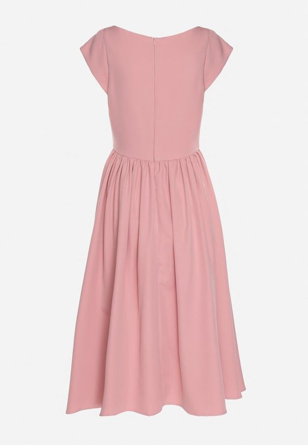 Born2be - Różowa Rozkloszowana Sukienka Vices z Dekoltem Typu Łódka Milasena. Okazja: na co dzień. Kolor: różowy. Materiał: jeans. Wzór: aplikacja. Typ sukienki: rozkloszowane. Styl: casual